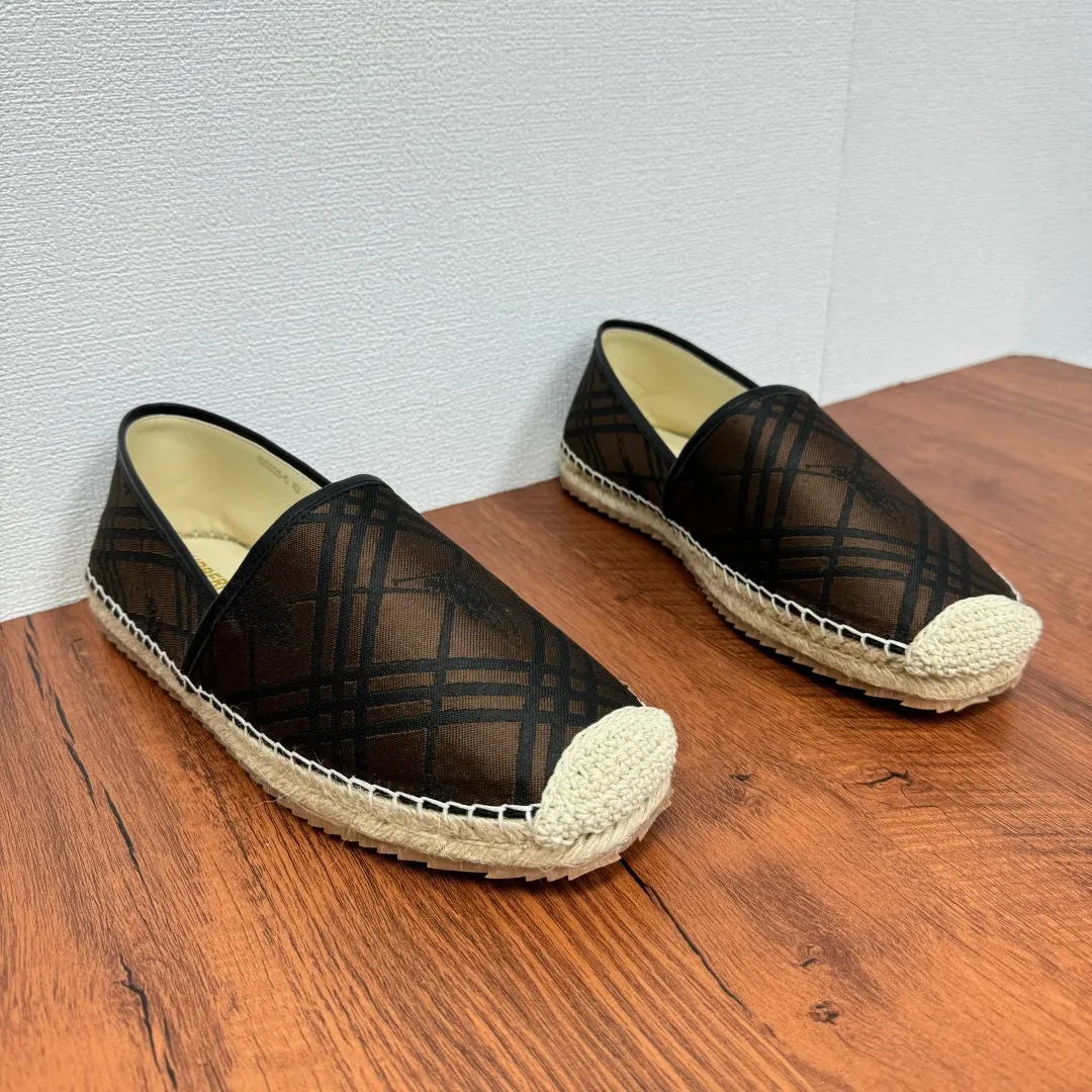 Batch 600 Burberry/Burberry new summer men's embroidered straw fisherman shoes, cool slip-on straw shoes! Encounter British fashion with Burberry espadrilles, a perfect blend of classic and fashionable. The unique printing on the upper is a manifestation of the brand's style. Every color and every pattern tells the story of England. Straw soles bring a natural texture, comfortable and chic. Whether you are strolling in the city streets or heading to the beach for vacation, it can add elegance and charm to you, easily become the center of attention, and start your own fashion journey. Classic knitted canvas upper, with thin calfskin lining suitable for summer, straw lining, genuine leather patch at the bottom of the heel, hemming technology, and Mark stitching details! Anti-slip rubber bottom layer, integrated injection molding of large LOGO letters and badges, multiple colors and styles to choose from, complete package! Size: 39-40-41-42-43-44 Normal size Item number: 2025-5 War Horse Brown color